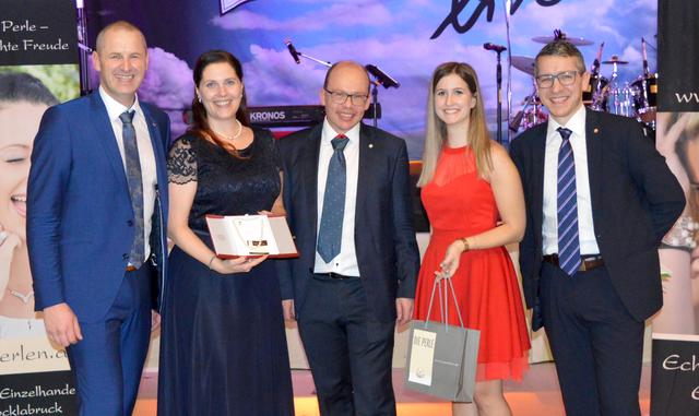 Verlosung eines Perlencolliers bei der "Ballnacht in Regau": Markus Mitterlehner, Irene Leitner, Andreas Thalhammer, Milena Peverini und Markus Pamminger (v.l.). | Foto: Helmut Klein