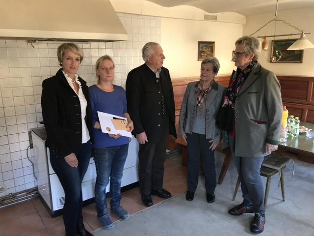 Obfrau Grete Puff (r.) stellte sich mit einer Abordnung der Bürger- und Goldhaubenfrauen bei der Familie in Gurk ein.