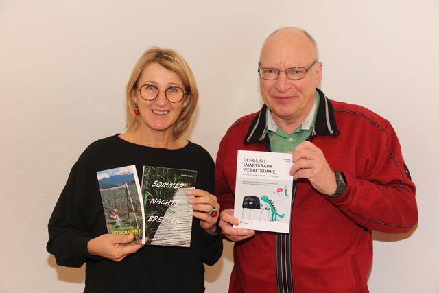 Stadtbücherei-Leiterin Beate Feichter freut sich über den Besuch von Gunther Spath