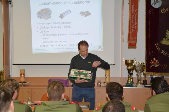ÖAMTC-Experte Christian Klejna zeigte die verschiedenen Lithium-Akkus. 
