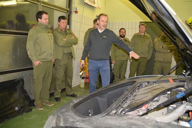 ÖAMTC-Experte Christian Klejna erklärte die Besonderheiten von E-Autos.  | Foto: Reinhard Rovny