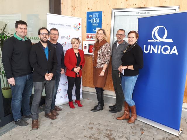 Lebensretter für die NMS Kematen: Christoph Hairer (Erste Hilfe Lehrer NMS Kematen), 
Alexander Sulzenbacher-Schell (JRK), Herbert Beiler (Direktor NMS Kematen), Sieglinde Willam (Direktorin VS  Kematen), Carmen Kurz (UNIQA), Robert Kofler (Direktor PTS Kematen) und Edith Langecker (Erste Hilfe Lehrerin NMS Kematen). | Foto: Foto: Carmen Kurz