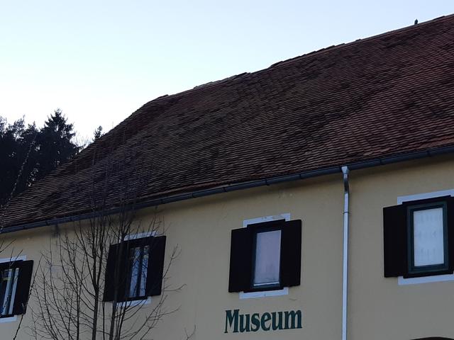 Das Dach von "Hausis Antiquitätenmuseum" und Krampusmuseum wurde vom Sturmtief beschädigt.