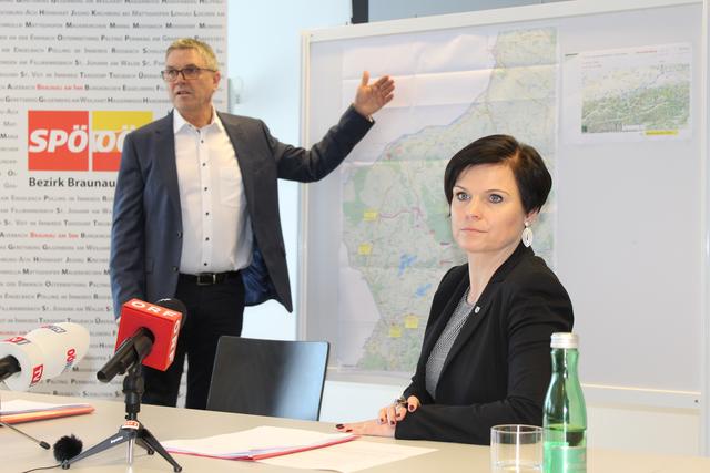 LAbg. Bgm. Erich Rippl und Bgm. Tanja Kreer bei der Pressekonferenz in Lengau.