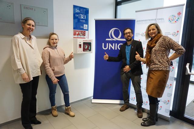 Auch am BRG in der Au freut man sich über den neuen Defi: Doris Schumacher (Direktorin BRG in der Au),
Emma Plank (Erste Hilfe Schülerin), Alexander Sulzenbacher-Schell (Projektleiter JRK) und
Carmen Kurz (UNIQA Marketing) (v.l.n.r.) | Foto: Foto: Kurz/Sulzenbacher