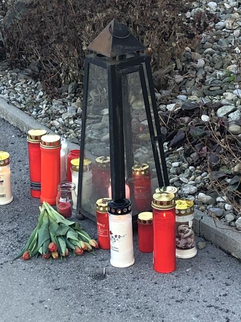Bereits in den frühen Morgenstunden wurden die ersten Kerzen am Ort des Messerattentates in Graz-St. Peter entzündet, fast minütlich kommen neue dazu ... | Foto: WOCHE