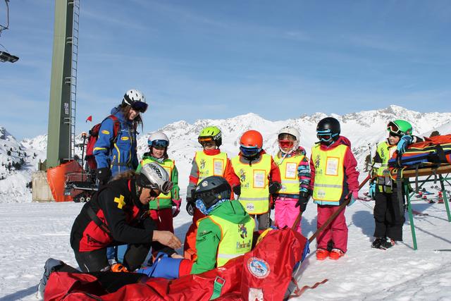 Den Sanis der Arlberger Bergbahnen über die Schulter schauen | Foto: Skisafari Team