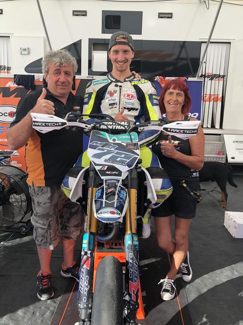 Lukas Höllbacher mit Franco und Anna Mollo vom MTR-KTM-Team. | Foto: Höllbacher