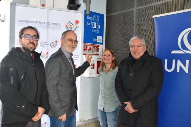 In der HTL Anichstraße freut man sich über ein neues Gerät : Alexander Sulzenbacher-Schell (Jugendrotkreuz Tirol), Günther Laner (Direktor HTL), Christina Schwarz (Schulärztin HTL) und Gottfried Grauss (UNIQA). | Foto: Foto: S. Kapferer