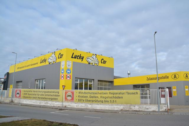 Auf dem Lucky Car-Gelände gibt es nun auch eine Zulassungsstelle. | Foto: Pfeiffer