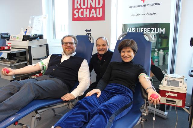 BezirksRundschau-Geschäftsführer Thomas Reiter, Werner Watzinger (Direktor-Blutspendezentrale-Linz) und Michaela Keplinger-Mitterlehner (Raiffeisenlandesbank OÖ).