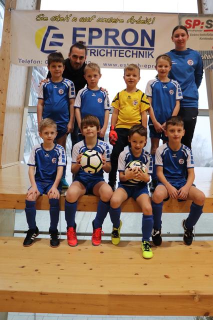 Die U8 des FCO Styx beim Hallenturnier in Hofstetten-Grünau mit ihren Trainern. | Foto: Foto: Tanja Handlfinger