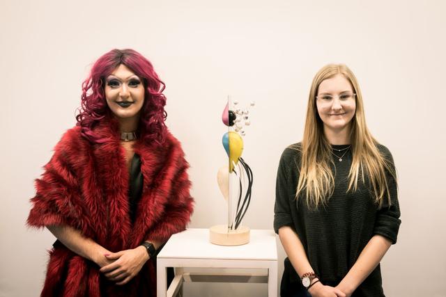 Drag Queen Lady Laysha mit der der Skulptur von Schülerin Carina Loidhammer. | Foto: Andy Joe