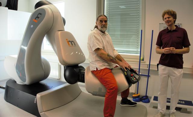 Patient gemeinsam mit Andreas Mayr bei der Anwendung | Foto: Ricarda Stengg