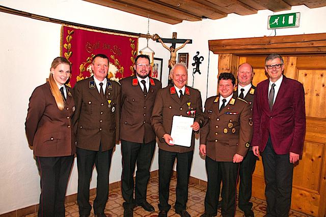 Alois Schmidinger (Mi.) wurde für 40 Jahre von den Kameraden geehrt (re. Bgm. Klaus Winkler). | Foto: FFW Kitzbühel