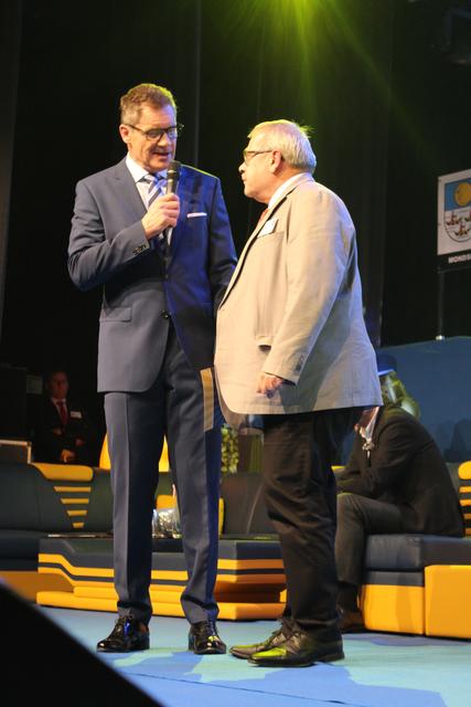Armin Assinger im Gespräch mit Bürgermeister Johann Kirchberger aus Timelkam. | Foto: © pucher:production