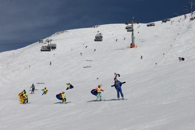 Mit den Skilehrern der Skischule Arlberg unterwegs mit Snowsail | Foto: Skisafari Team