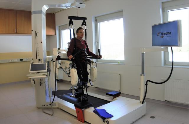 Patient bei der Therapie am Lokomat | Foto: Ricarda Stengg