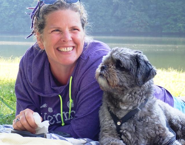 Hündchen Bruno mit Frauchen beim Entspannen am See | Foto: Sonja Schweinhammer