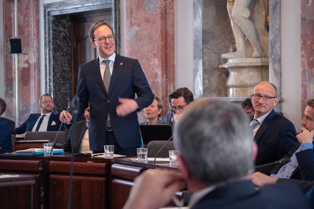 Dominik Oberhofer von den NEOS Tirol fordert im Landtag, Krankenkassen müssten die Wahlarztkosten übernehmen, wenn es keine Vertragsärzte gibt.  | Foto: Michael Venier