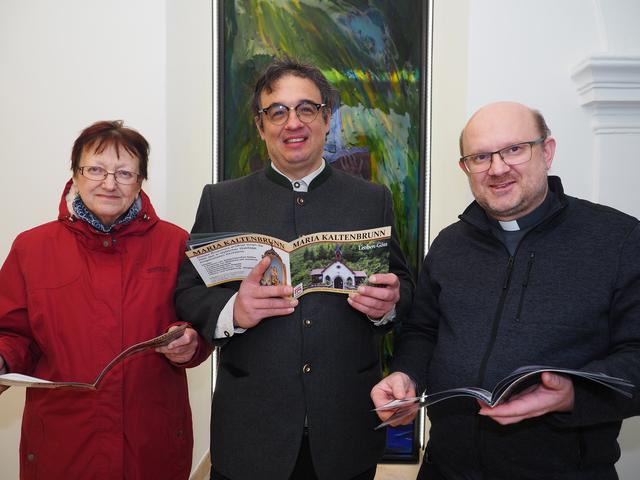 Irmgard Schrottenbacher, Werner Robert Pregger, Pfarrer Martin Waltersdorfer mit der Broschüre über Maria Kaltenbrunn.