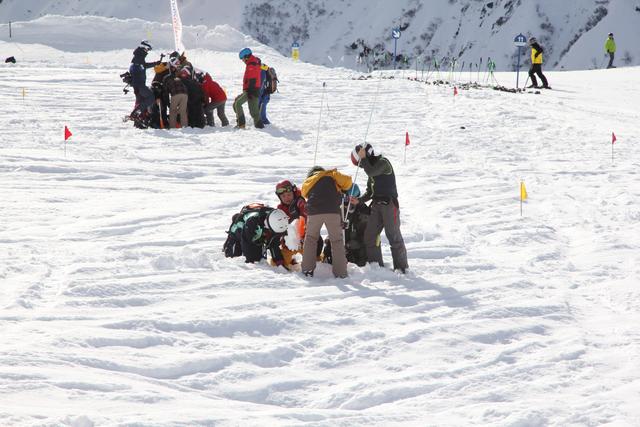 Die Kameradenrettung bei einem Lawinenabgang wird simuliert | Foto: Skisafari Team