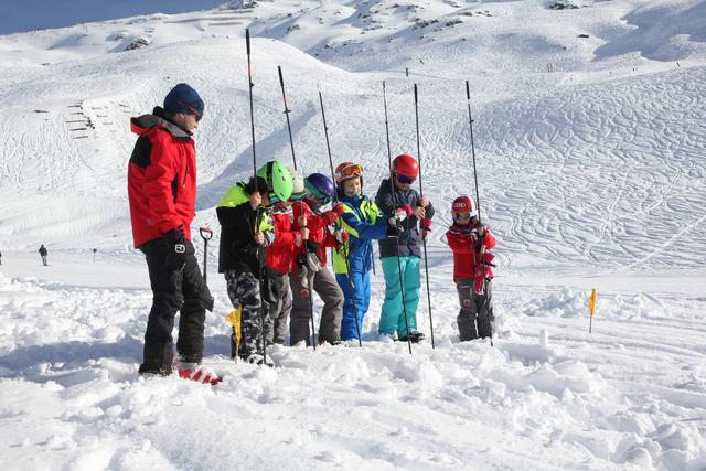 Wie sondiere ich richtig mit der Bergrettung | Foto: Skisafari Team