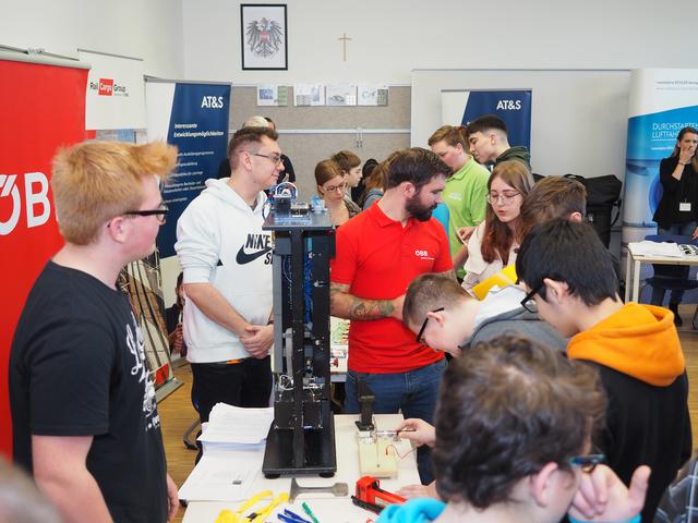 [f]30 Firmen, 400 Besucher:[/f] Großes Interesse für den Jobday der Polytechnischen Schule Leoben im Bildungszentrum Donawitz. | Foto: Gaube