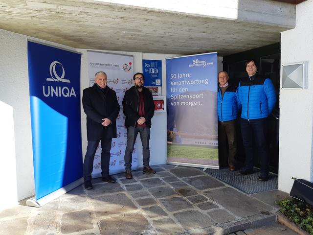 Defi für die Sportler des Skigymnasium Stams: Gottfried Grauss (UNIQA), Alexander Sulzenbacher (Jugendrotkreuz Tirol), Arno Staudacher (Direktor Skigymnasium Stams) und Hans Jenewein (Geschäftsführer) | Foto: Foto: UNIQA Tirol