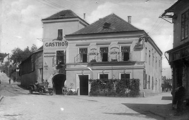 Damals: Gasthof Hans Kickinger, links die Linzer Straße (vor der Umgestaltung in den 1930er-Jahren), rechts die damalige Viehdorfer Straße.