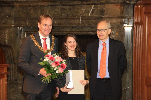 Der Leipziger Oberbürgermeister Burkhard Jung mit Lisa Schmidthuber und dem emeritierten Professor Wolfgang Goerdeler.