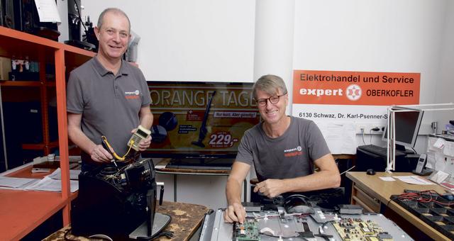 Stephan Oberkofler (l.): „In unserer hauseigenen Werkstatt reparieren wir alle Elektrogeräte, auch Geräte, die nicht bei uns gekauft wurden.“