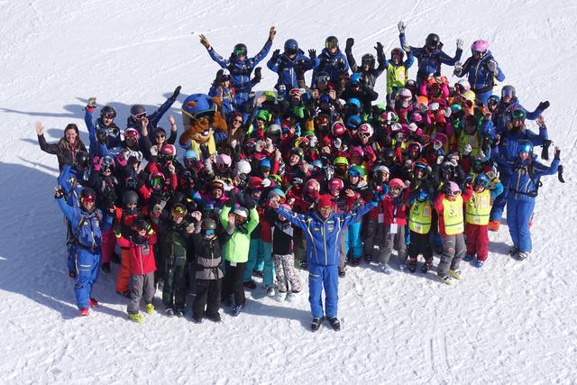 20-jähriges Jubiläum: 100 einheimische Kids und über 30 Helfer erlebten wiederum eine perfekt organisierte Arlberger Skisafari. | Foto: Skisafari Team
