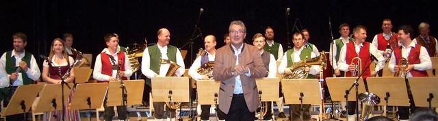Das Bezirks-Auswahlorchester unter der Leitung von Ernst Hutter begeisterte das Publikum beim Jubiläumskonzert im Kulturzentrum Lenzing. | Foto: Strohbach
