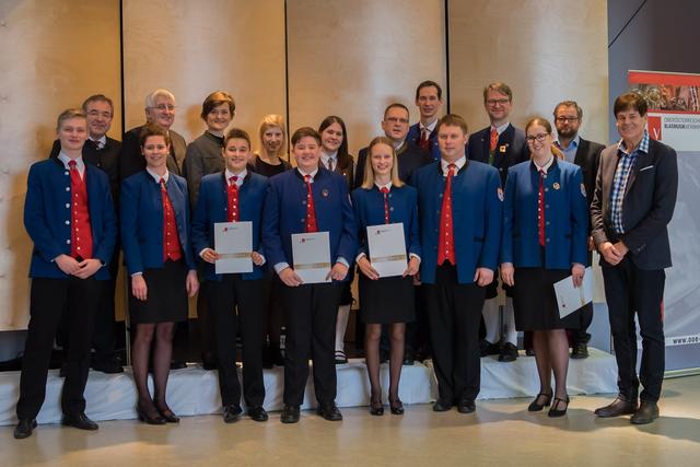 1. Reihe von links: Thomas Schneebauer (Jugendreferent), Marlene Lechner (Jugendreferentin), Holger Danner (Flügelhorn, Bronze), Jonathan Kasbauer (Posaune, Silber), Julia Lugschitz (Horn, Bronze), Johannes Itzinger (Obmann), Marlene Reiterer (Kapellmeisterin) und Franz Angerer (Bürgermeister Schärding).
2. Reihe von links: Rudolf Greiner (Bezirkshauptmann), Johann Hingsamer (Landtagsabgeordneter), Barbara Tausch (Landtagsabgeordnete), Bianca Rieger (Landes-Jugendreferent-Stellvertreterin), Michaela Bauer (Bezirks-Jugendreferentin), August Wöginger (Nationalrat), Gerhard Dopler (Landes-Stabführer), Karl Gerald (Bezirks-Kapellmeister) und Michael Koller,(Bezirks-Obmann)
 | Foto: Bezirksblasmusikverband Schärding