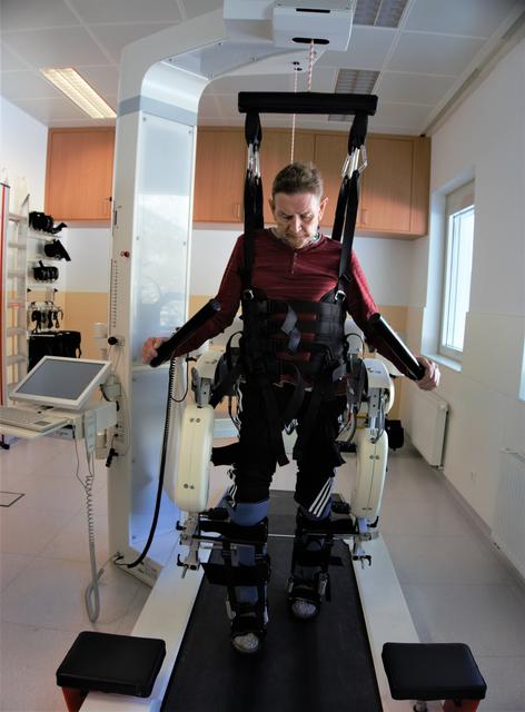 Der Lokomat dient dazu, dem Patienten das Neuerlernen des Gehens zu erleichtern,. | Foto: Ricarda Stengg