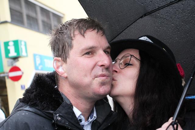 Das Haupthaar des Bürgermeisters blieb ungeschoren, er wird auch optisch wieder amtsfähig sein. Gattin Stefani zeigte sich erleichtert, und busselte ihren glattrasierten Mann. | Foto: Pichler / MG Telfs