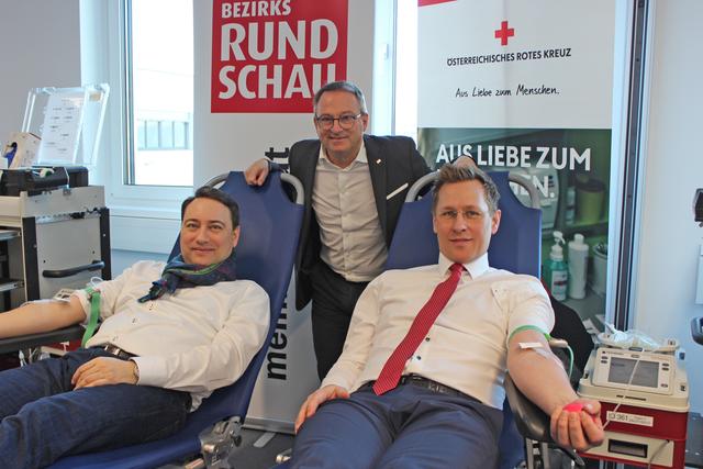 Landeshauptmann-Stellvertreter Manfred Haimbuchner (FPÖ), Erich Hanesschläger (Rotes Kreuz OÖ) und Chefredakteur Thomas Winkler.