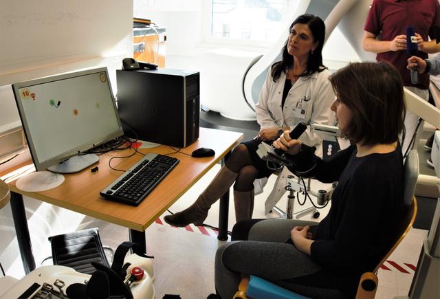 Elke Pucks-Faes gemeinsam mit einer Patientin, die Übungen am Computer durchführt, um die Oberarmmuskulatur wieder zu stärken. | Foto: Ricarda Stengg