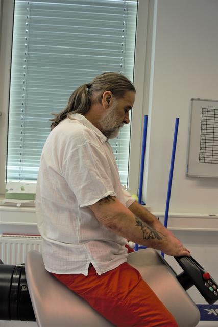 Patient während der Therapie am Pferde-Roboter (IM-hirob) | Foto: Ricarda Stengg