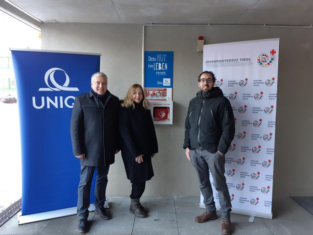 Einen Defibrillator für das Schulzentrum in Wörl: Gottfried Grauss (UNIQA), Sigrid Steiner (Direktorin Schulzentrum Wörgl) und Alexander Sulzenbacher-Schell (Jugendrotkreuz Tirol) | Foto: Foto: UNIQA Tirol