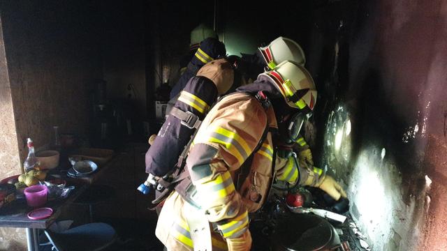 Mit Atemschutz bahnten sich die Niederndorfer Feuerwehrleute ihren Weg in die verrauchte Küche. | Foto: ZOOM.Tirol