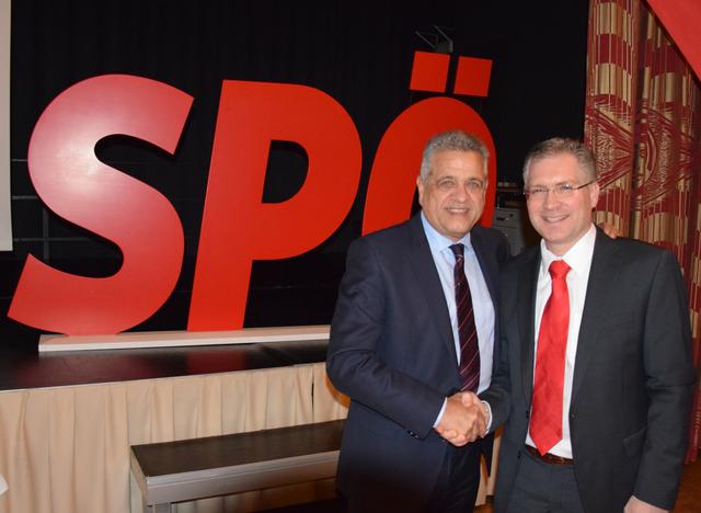 Neuer Stadtparteiobmann: Gerhard Mock gratuliert seinem Nachfolger Martin Kulmer. | Foto:  SPÖ St. Veit