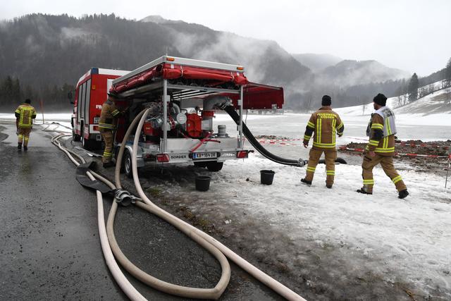 Die Feuerwehren waren mit Pumpen im Einsatz.
