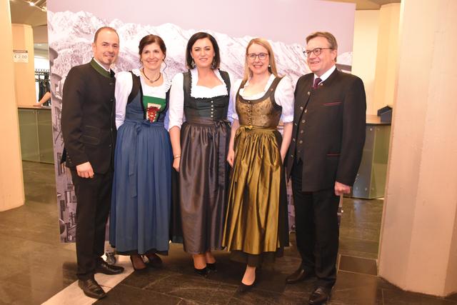 Hier wurde fleißig für die Presse posiert: LK-Präsident Josef Hechenberger mit Gattin Katharina, BMin Elisabeth Köstinger, BMin Margarethe Schramböck und LH Günther Platter
