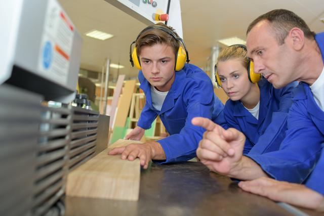 Egal ob Lehrling oder Lehrmeister: Schutzmaßnahmen sind für alle da. | Foto: Phovoir/Shutterstock.com