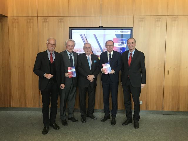 Bei der Präsentation nahmen zahlreiche Freunde des legendären Journalisten Herbert Vytiska teil:
(vlnr).:Eh. Minister Werner Fasslabend-Völkerverständigungspräsident Josef Höchtl -Buchautor Herbert Vytiska-EU-Parlamentsvizepräsident Othmar Karas-europäischer Wirtschaftskammerpräsident Christoph Leitl