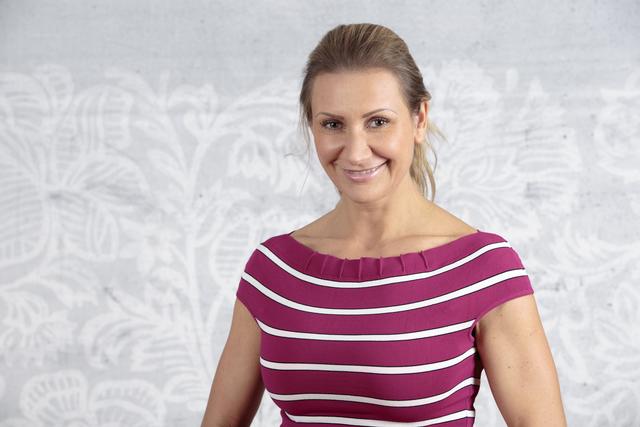 Humor als Kunstform: Angelika Niedetzky steht für erfrischende Fröhlichkeit und Kreativität auf der Bühne und im Fernsehen.