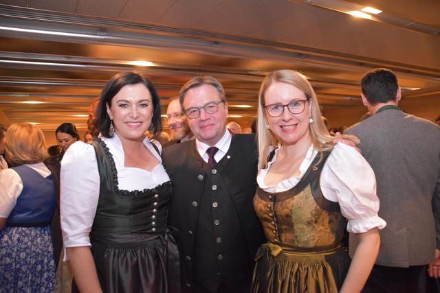Hier wurde getanzt und gefeiert: BMin Elisabeth Köstinger, LH Günther Platter und BMin Margarethe Schramböck