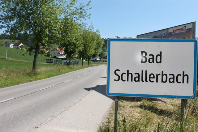 Vor einem Einkaufsmarkt in Bad Schallerbach: Während der Unterschriftenleistung griff die Täterin in die Manteltasche des Opfers und entwendete das Geld. | Foto: BRS